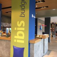 二種類のホテルがロビーで繋がっています