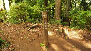 岩場を登り到着