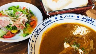 屋根に花壇のあるお店