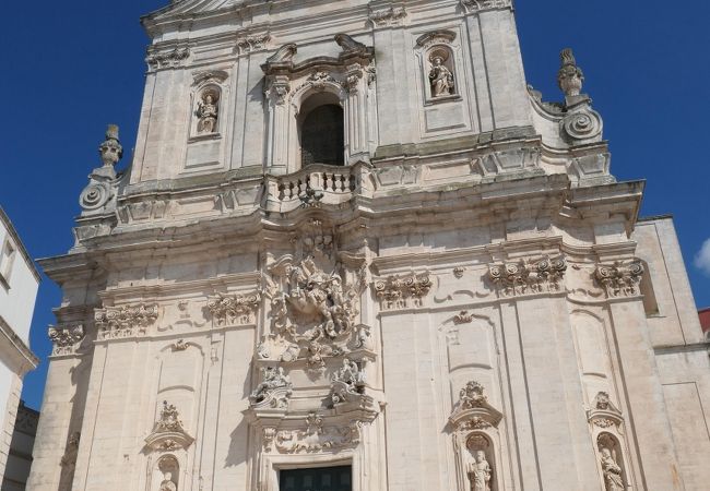 エレガントなファサードを持つ歴史ある教会、サン マルティーン大聖堂