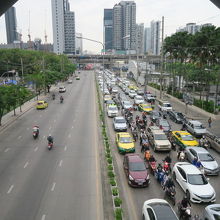 ペデストリアンデッキからの眺め、左側がペチャブリー駅