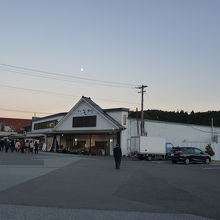 広い駐車場とゆったりしたレストラン