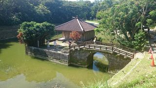 人工的な池でした