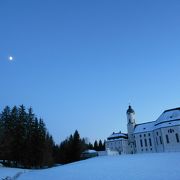 雪原の中に立つ美しい教会