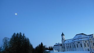 雪原の中に立つ美しい教会