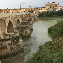 強固なアーチで支えられている『ローマ橋』