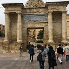 数々の人々が訪れ、くぐり抜けた『プエンテ門』