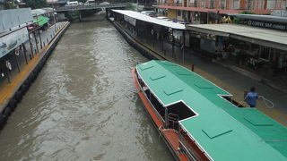 船が行き来している運河