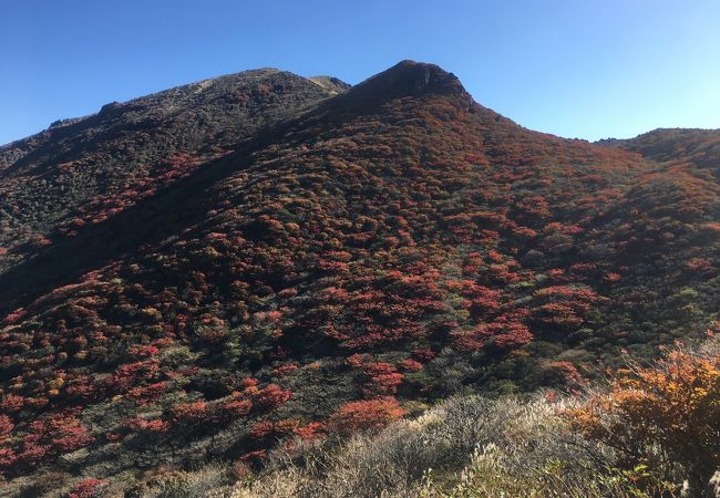 標高1762m！南の久住山と対峙する九重連峰の山