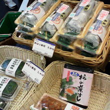 新宮名物の「さんま寿司」などを売ってることもあります。
