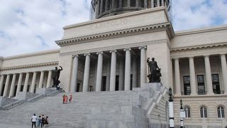 1,929年、キューバがアメリカとの関係が良かった時代、アメリカの国会議事堂をモデルに建てられました。