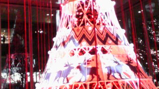 2018年は派手なクリスマスツリーがお目見え