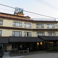 道路上からフロントより上は3階建てだが、実際は斜面に