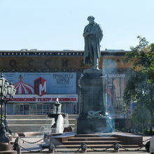 広場のプーシキン像