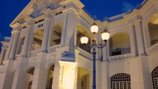 裏側は廃墟状態…