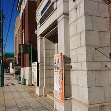 石とレンガの建物