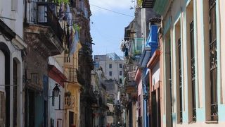 ハバナを訪れる観光客が絶対訪れる通りです。