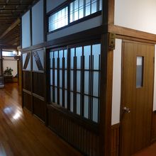 この部屋の後ろが温泉の入口です