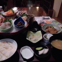 海鮮刺身定食、品数あります。