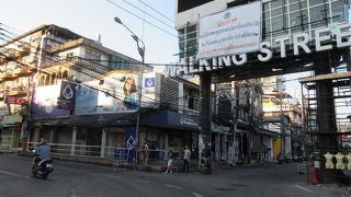 夜は街に行くときは大勢で