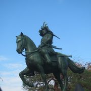 入口に立派な太田道灌の騎馬像