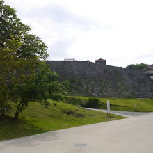 石垣に囲まれた門です