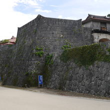 左側に久慶門の屋根が見えます