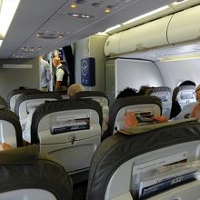 …真ん中の席にはお客を入れないので、その分ゆとりを感じます。