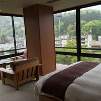 窓が広く、渓谷が下に見えます。