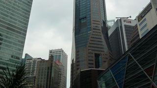 MRT駅を出て、見上げてみよう