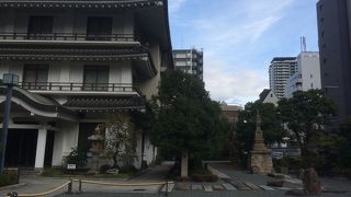 繁華街にある大きな寺
