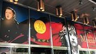 安い席は舞台が遠い