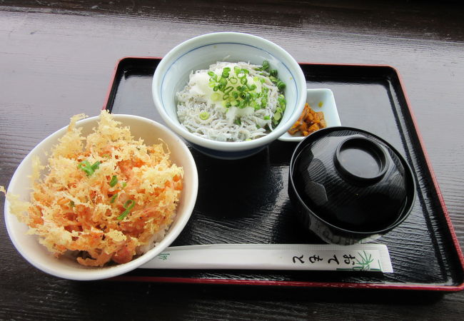 お勧めは「お好み2種小丼セット」「しらす丼」と「桜えびかきあげ丼」の組合せは大変美味でした