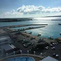 部屋から見えた景色。遠くに伊良部大橋が見えました