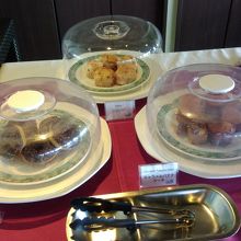 置いてあったドーナツとスコーンとカップケーキ