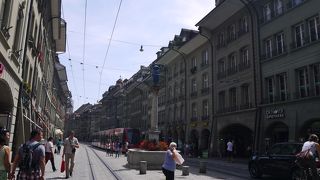 駅を出て最初の大通り