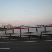 夕暮れの大淀川を渡る