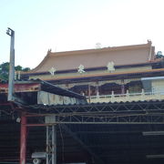 青泉街にあるお寺、鄭成功を祈祷。周辺は、高雄の昔の面影を感じられます。