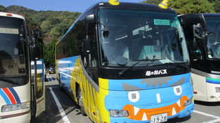 七五調の「次はその名も珍しき　山の中なる海地獄　みどり滴る絶壁を　背景とせる谷あいに　深く湛えし熱湯は　色紺碧の海に似て」の案内で名高い別府地獄巡りです。