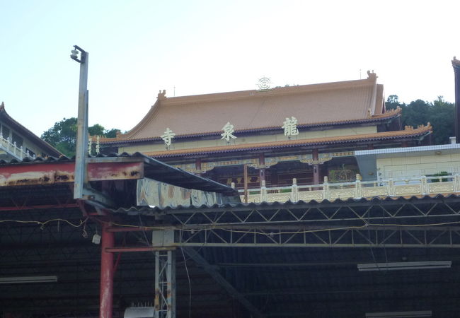 青泉街にあるお寺、鄭成功を祈祷。周辺は、高雄の昔の面影を感じられます。