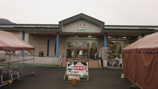 「道の駅　朝霧高原」に隣接した「あさぎりフードパーク」にある乳製品専門店