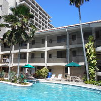 ワイキキサンドヴィラコンドミニアム棟とプール