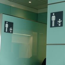 …男性も子どものおむつ替えが出来るスペースもあり。