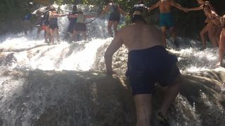 みんなでいっしょに川登り！