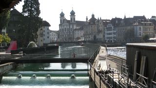 堰の上にはシュプロイヤー橋が架かっています！