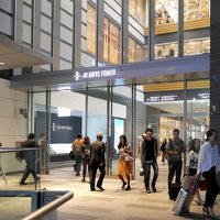 エレベータ降りても歩く歩く