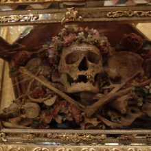 ２階の奥の部屋に置かれているされこうべ