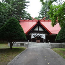 赤い屋根が目立ちます