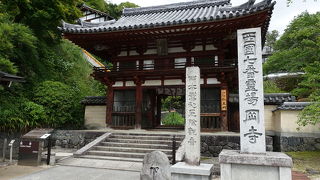 見どころの多い山あいのお寺