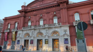 バーリ新市街にあるイタリア第4の大きな劇場、ペトゥルッツェッリ 劇場